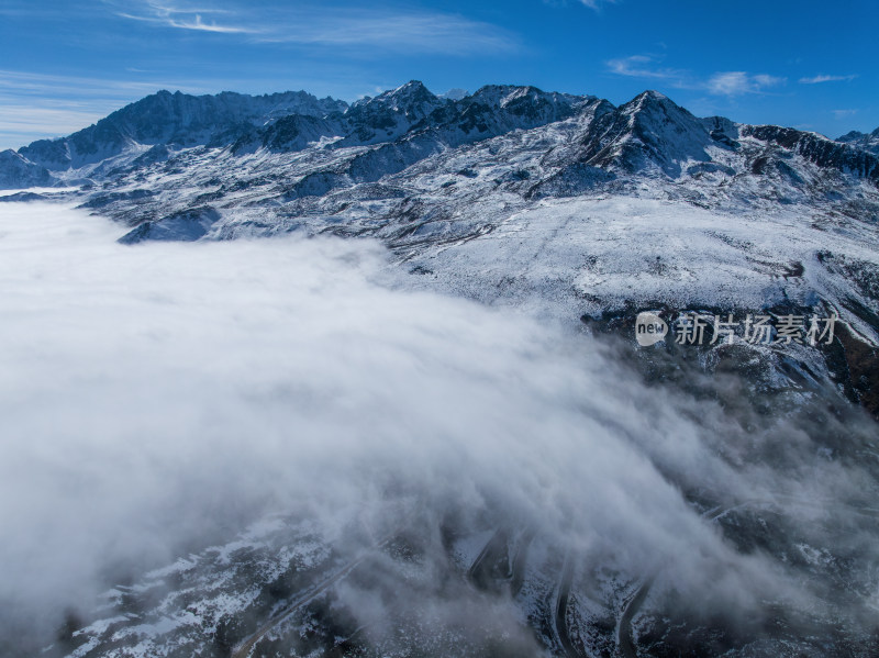 高原雪山峡谷云海