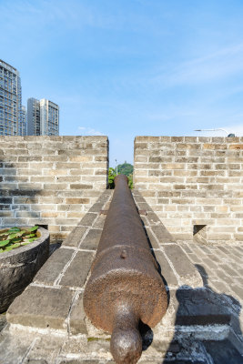 柳州古建筑东门城楼炮台