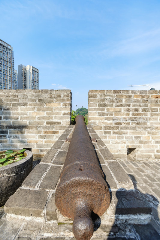 柳州古建筑东门城楼炮台