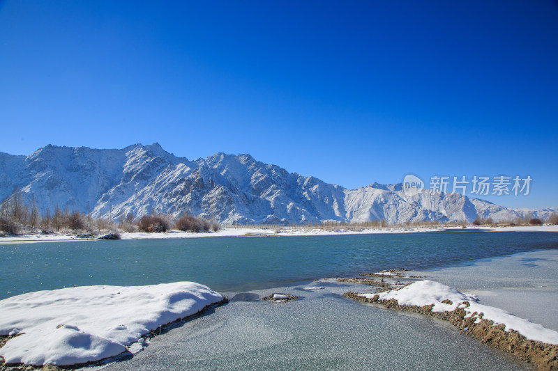 中国西藏冬季拉萨河雪景