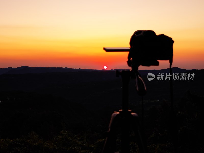 夕阳下相机剪影