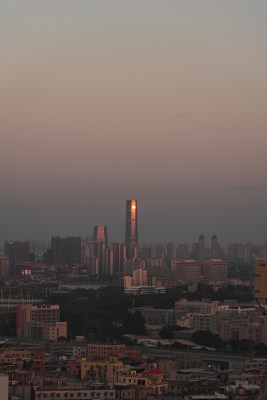 城市建筑群中的高耸摩天大楼全景