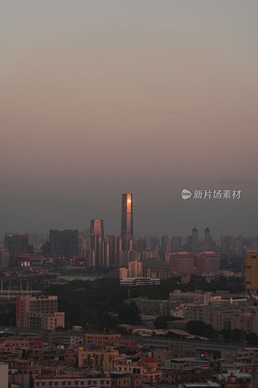 城市建筑群中的高耸摩天大楼全景