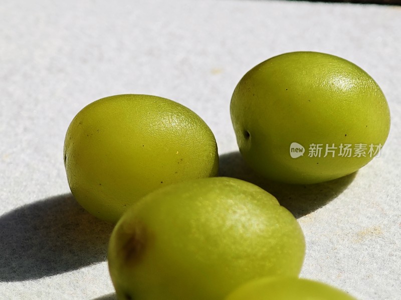 光泽表面上的青葡萄特写