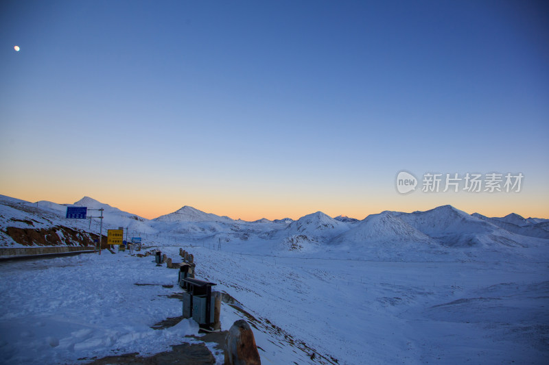 中国西藏冬季雪景米拉山口雪山蓝天