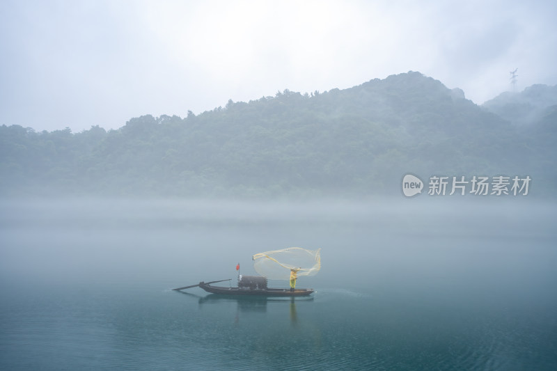 湖南郴州小东江晨雾小船薄雾笼罩下宁静之美