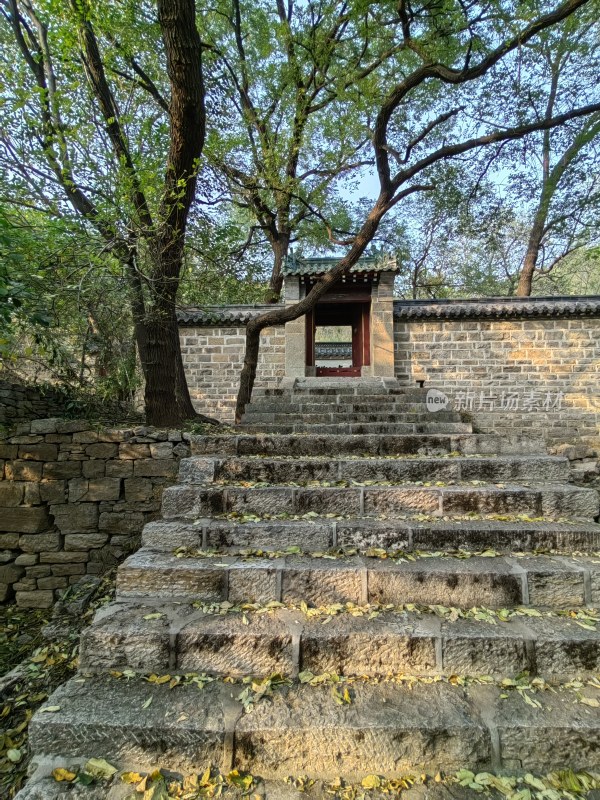 古色古香石阶通向石砌小屋的场景