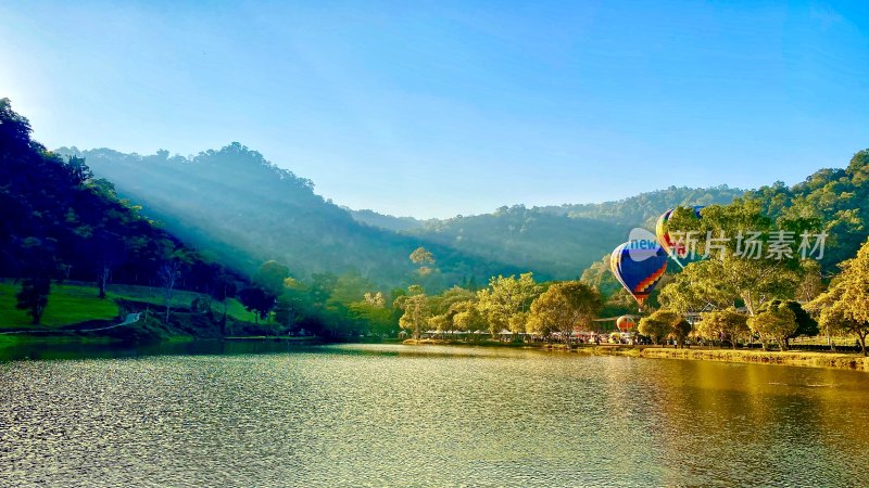 湖畔山林与热气球风景