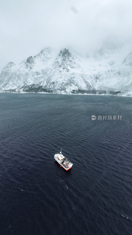 挪威罗弗敦群岛北极圈雷纳冬季雪景高空航拍