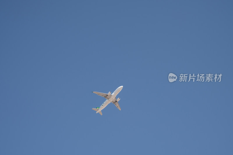 蓝色天空背景下正在飞行的飞机