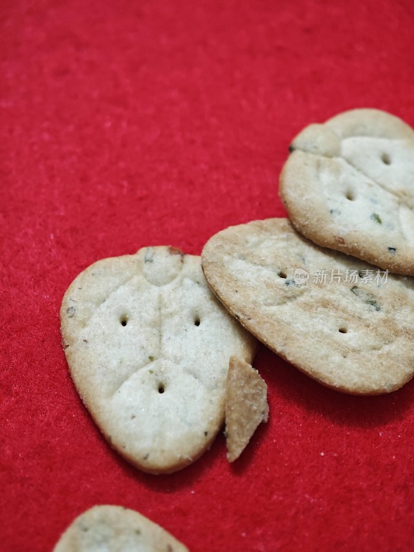 红色背景上放置着的美味饼干