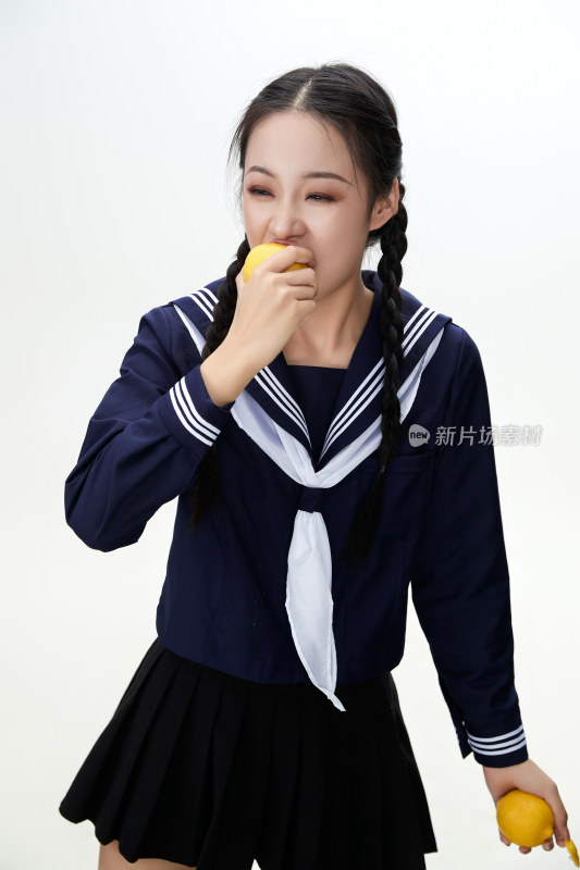 吃水果的亚洲东方长发少女