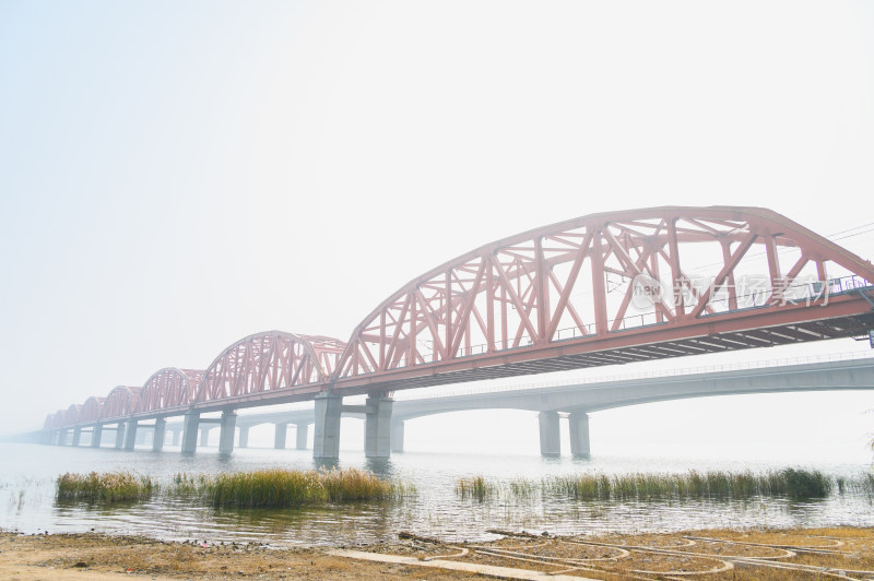 秋季官厅水库湖面雾气与京张高铁大桥