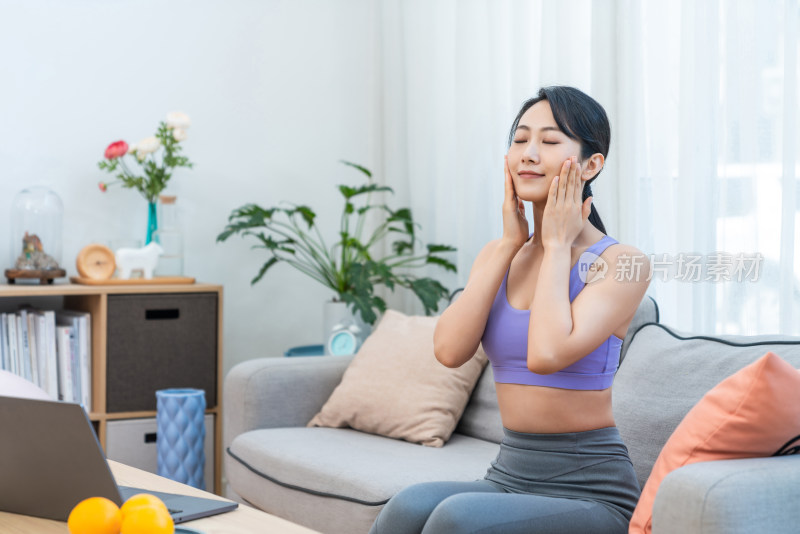 年轻女子在家健身美容