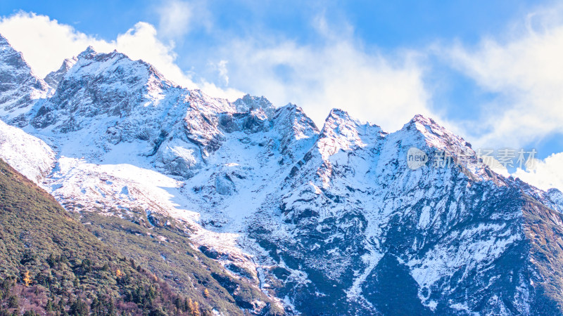 四川阿坝理县毕棚沟的雪山雪景