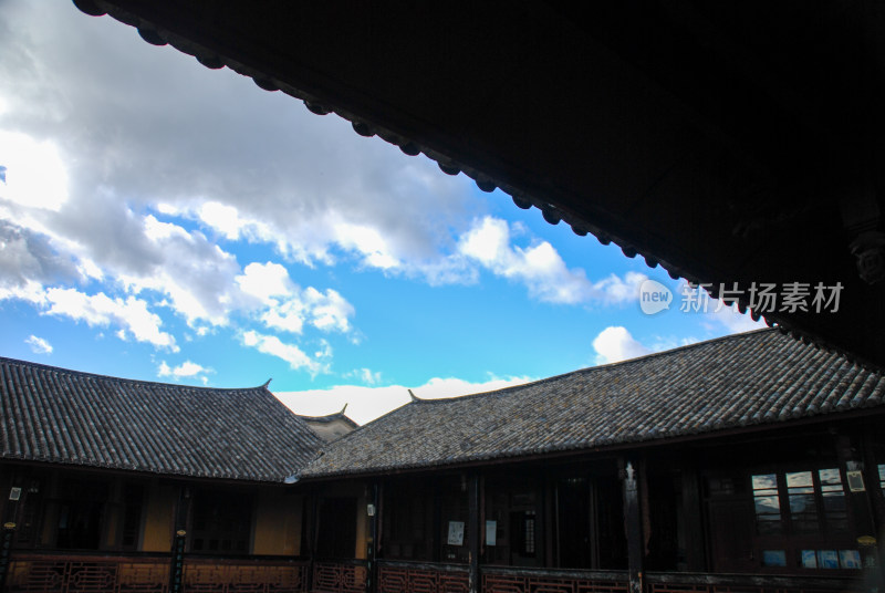 云南民居传统中式建筑庭院天空景致