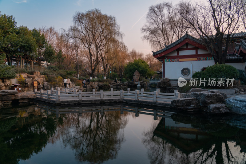 黄昏时的山东济南趵突泉公园风景