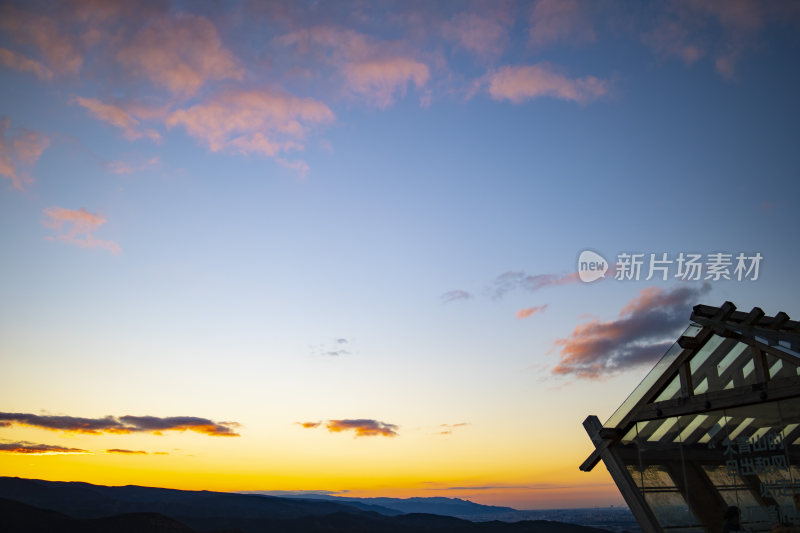 夕阳下的小木屋剪影