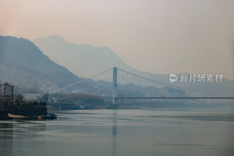 清晨的三峡大坝坝区西陵长江大桥