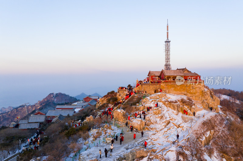 泰山晨曦，日出霞光洒满山