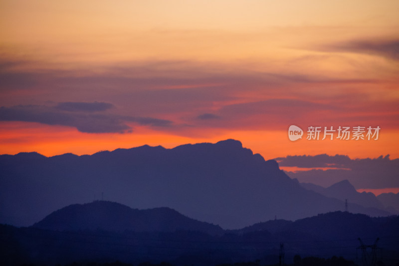 落日余晖下的山峦剪影