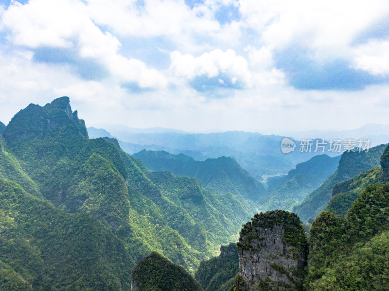 湖南张家界奇秀山峰航拍图