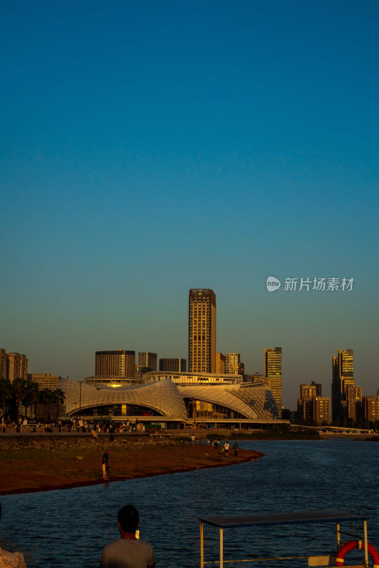 水边视角的城市建筑群风景