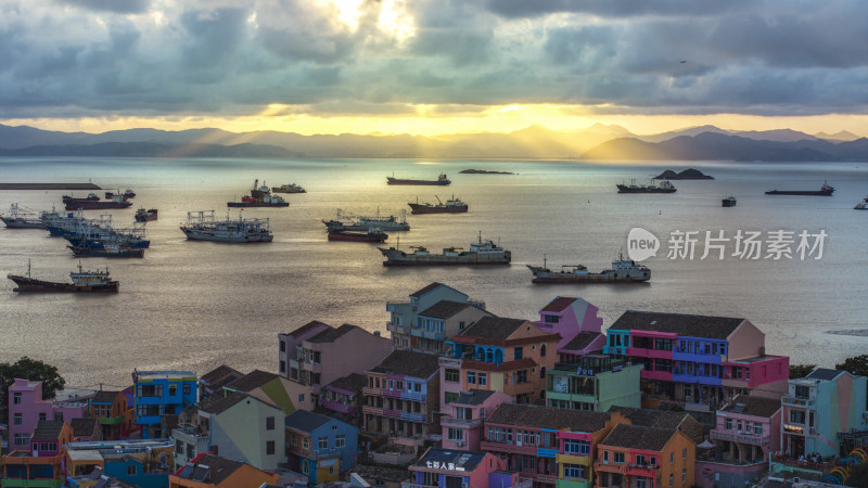 浙江台州温岭七彩小渔村金色晚霞