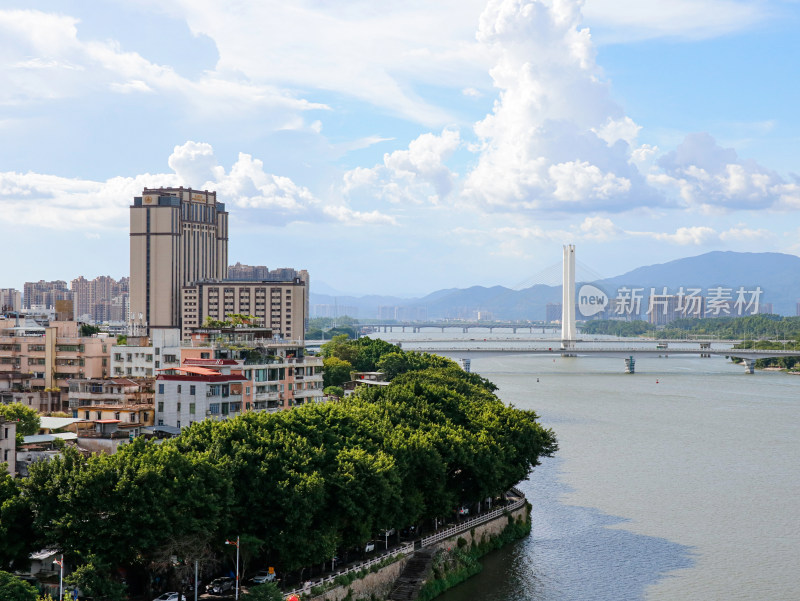 蓝天白云下，广东省惠州市现代城市建筑风光