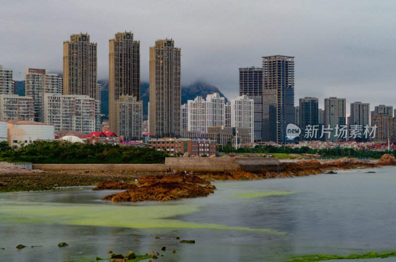 小麦岛阴云笼罩下的城市高楼