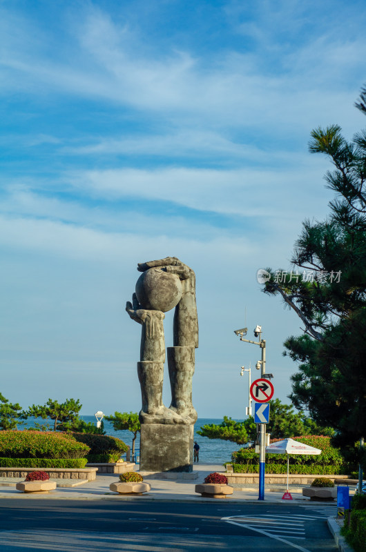 山东青岛太平角海涛园的雕塑天地间