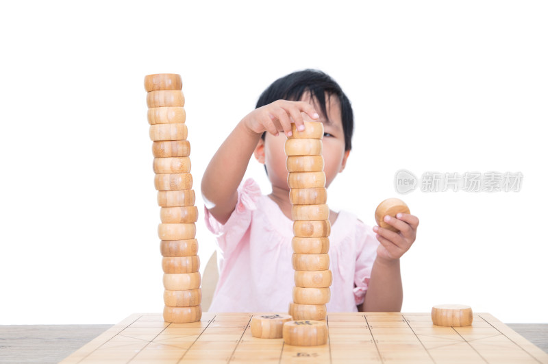 在白背景前的桌子上摞中国象棋棋子