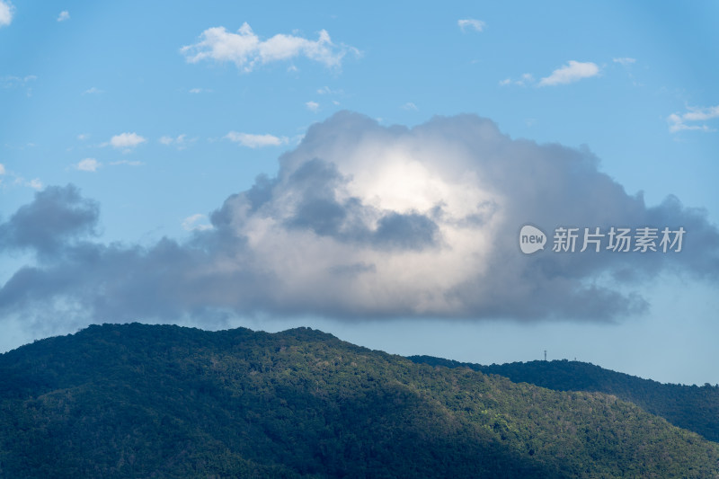 蓝天白云下的山峦景色