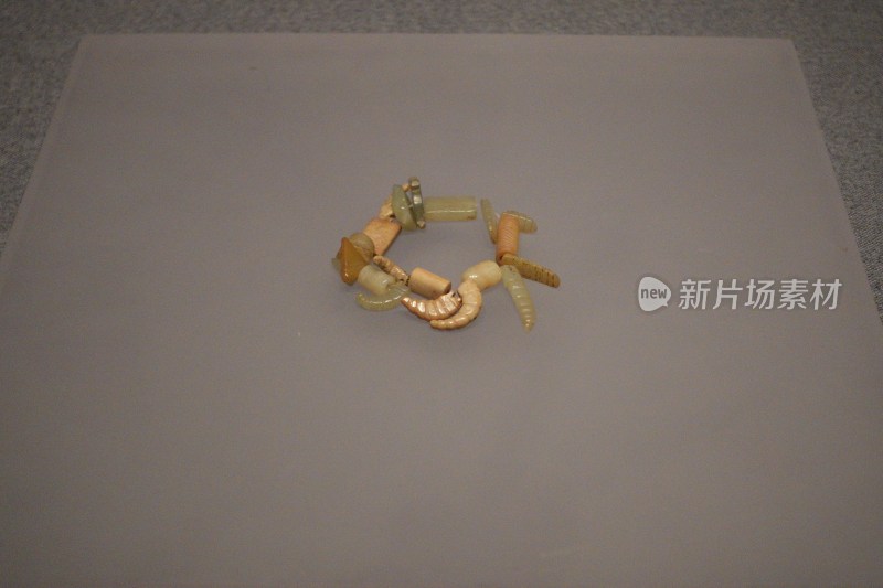 古朴玉石材质手链静物图