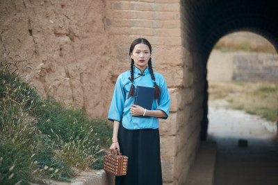 在古城身穿民国学生服饰的女大学生