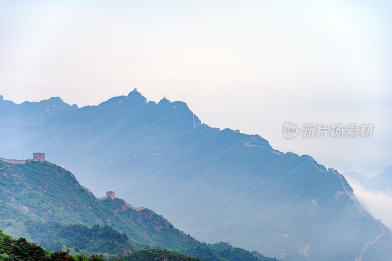 中国夏季金山岭长城阴天下雨云雾风光