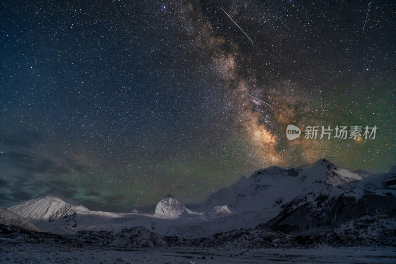 中国西藏那曲萨普雪山星空银河夜景