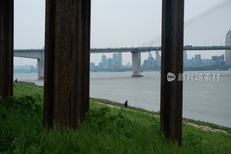 江畔有桥有城市的自然风景