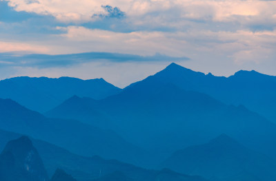 桂林兴坪古镇老寨山看喀斯特地貌群山