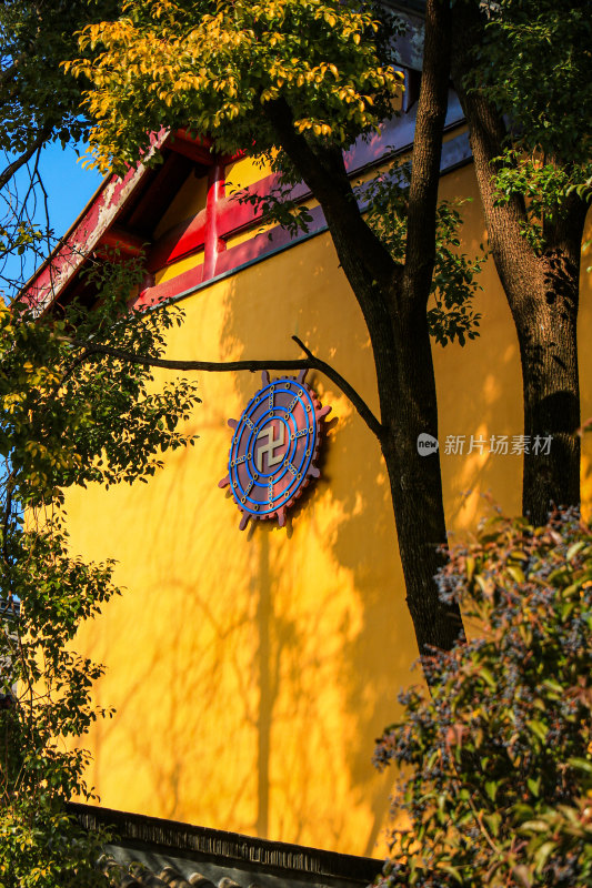 晴朗天空下的南京千年古刹鸡鸣寺