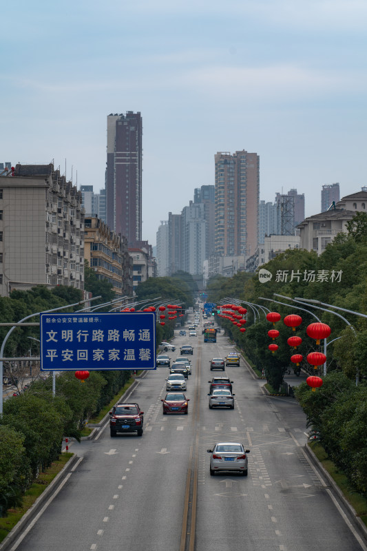 城市街道挂满红灯笼车流畅通景象