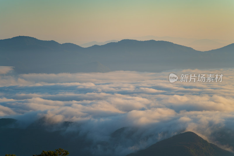 山之间的云海