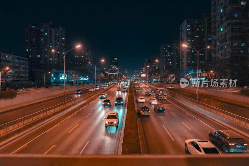 城市夜间道路车辆川流不息的景象