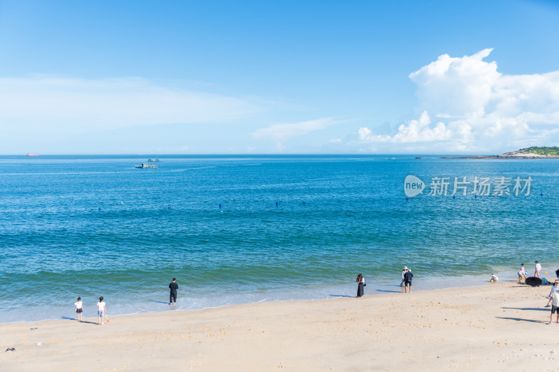 东山岛热闹的海滨沙滩场景