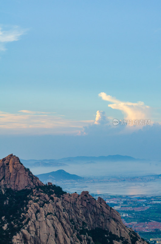 青岛崂山，登山远望远处的山峰和云霞