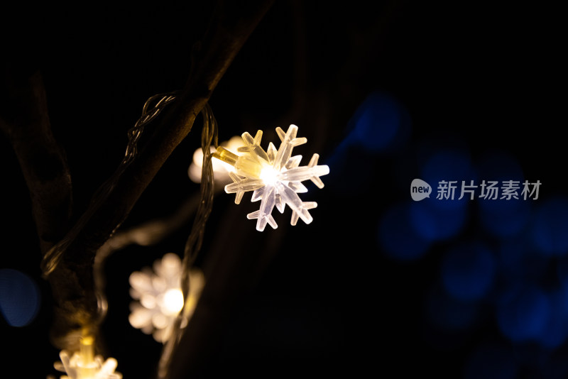 夜间雪花彩灯的特写镜头