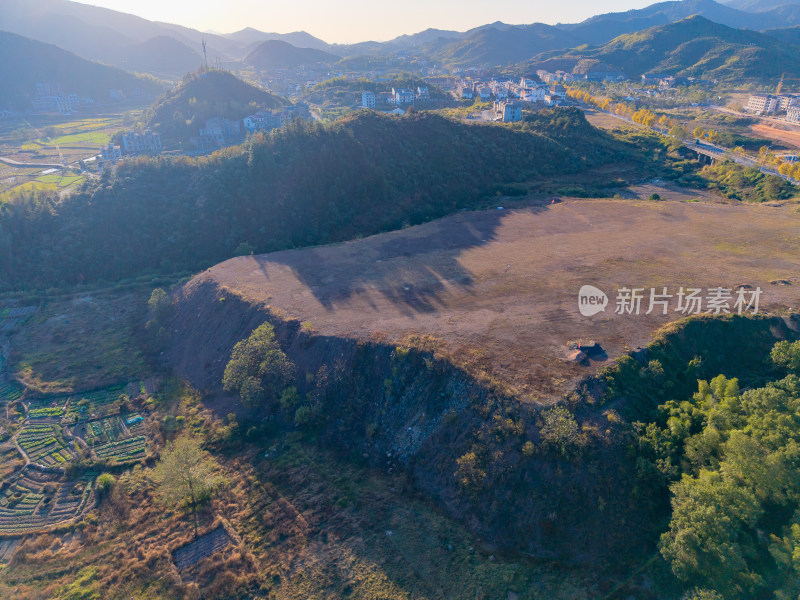 大山农村房屋公路航拍图