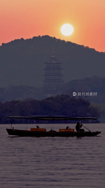 西湖雷峰塔湖面日落飞鸟与远山古塔