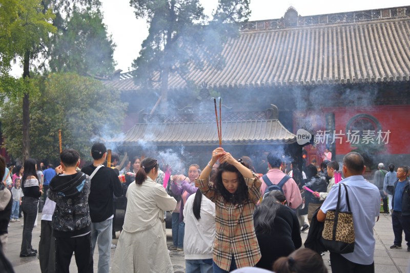 河南洛阳白马寺香火鼎盛