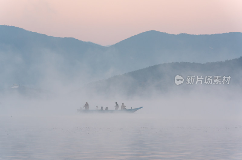 泸沽湖晨雾中的猪槽船